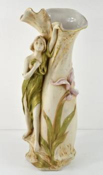 Secesní porcelánová váza s plastikou ženy.