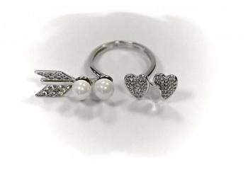 Stříbrný prsten Amorův šíp a tři srdce s perlami