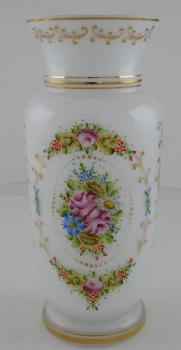 Váza z èirého, mléèného a malovaného skla