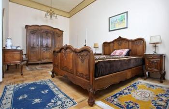 Bohatì øezbovaná starožitná ložnice. Masivní dub