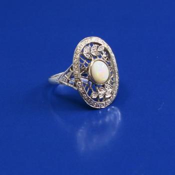 Bílozlatý prsten s opálem