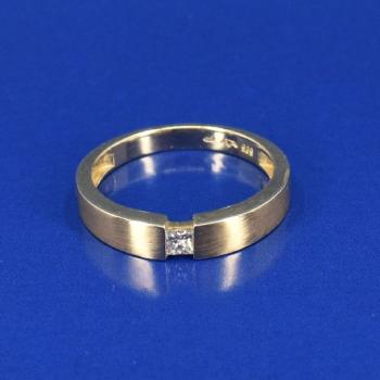 Zlatý moderní prsten s diamantem
