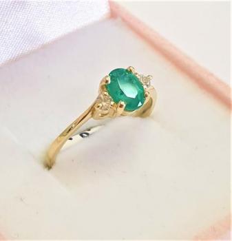 Krásný zlatý prsten s přírod. smaragdem+brilianty