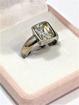 Stříbrný prsten s bílým kamenem