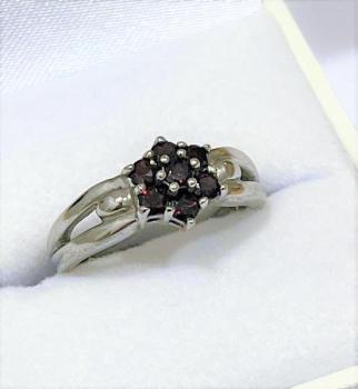Stříbrný prsten s granáty