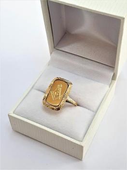 Pohyblivý zlatý prsten se zednářským znakem