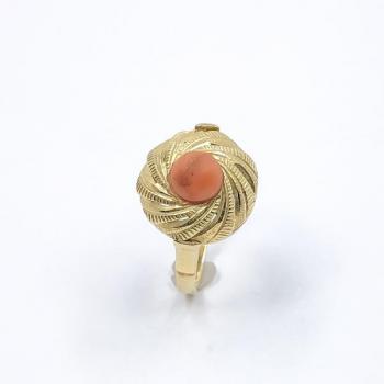 Zlatý prsten s korálem 