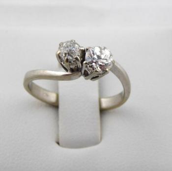 Prsten z bílého zlata a dvěma diamanty 0,75 ct