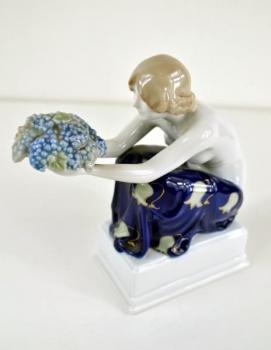 Porcelánová figura - dáma s kvìtinou