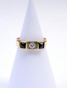 Zlatý prsten s diamantem a granáty 