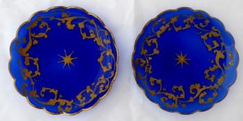 Dva skleněné kobaltové talířky, malovaný ornament 