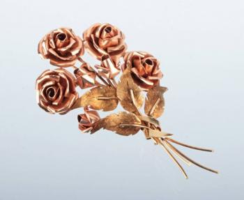 Zlatá brož ve tvaru kytice rùží