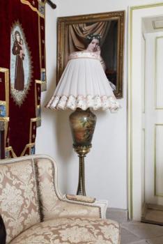 Starožitná stojací lampa s vázou