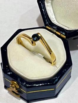 Zlatý prsten s modrým přírodním safírem