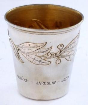 Støíbrný pohárek s vavøínovým vìneèkem