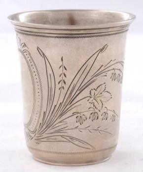 Støíbrný pohárek s kartuší a rostlinami