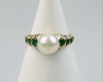 Zlatý prsten s perlou, diamanty a smaragdy
