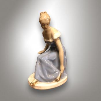 Porcelánová soška – sedící žena