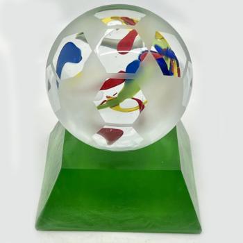 Skleněná plastika ve tvaru míče