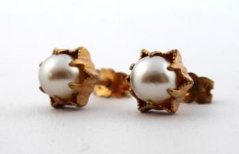 Náušničky ze zlatého kovu, s perličkami
