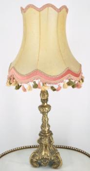 Novobarokní stolní lampa s měchýřovým stínidlem