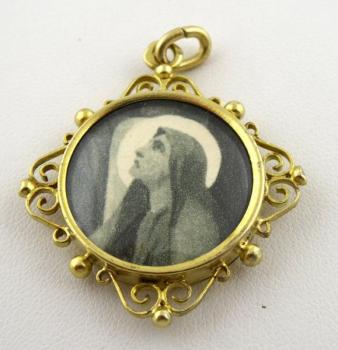Zlacený stříbrný medailon s p. Marií a Kristem