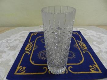 Bohatě broušená autorská váza, čiré leptané sklo