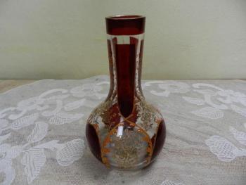 Malovaná rubínová váza ve tvaru karafy