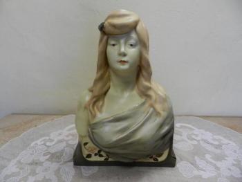Secesní porcelánová busta ženy, signováno
