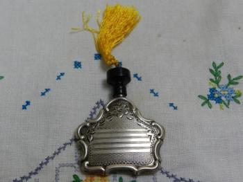 Stříbrný gravírovaný flakon na parfém