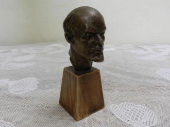 Bronzová busta Lenina na dřevěném podstavci