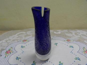 Modrá autorská váza z hutního skla