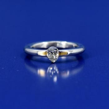 Platinový prsten s diamantem