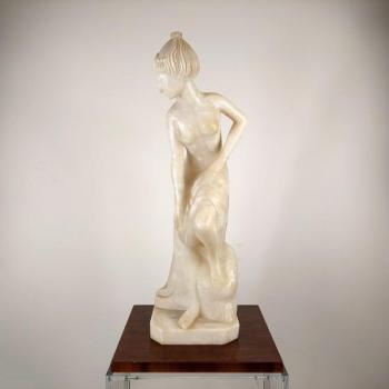 Alabastrová figura ženy