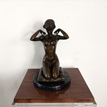 Bronzová figura ženy