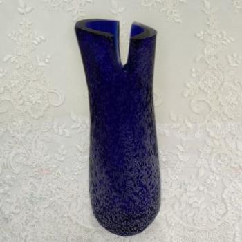 Modrá autorská váza z hutního skla