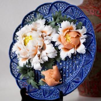 Prolamovaný talíř s květinovým dekorem
