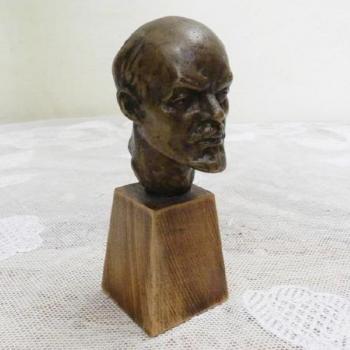 Bronzová busta Lenina na dřevěném podstavci