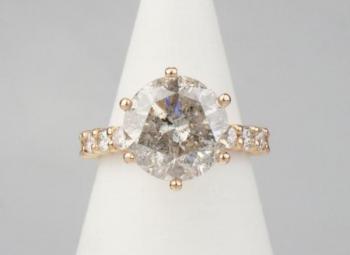Zlatý prsten s velkým diamantem 