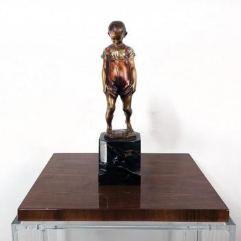 Bronzová figura chlapce