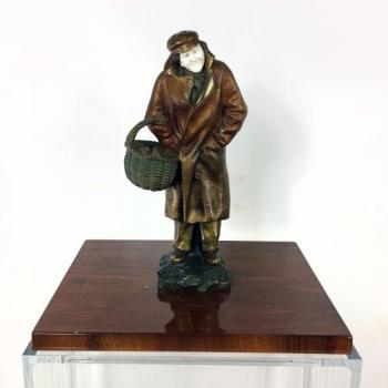 Bronzová figura muže
