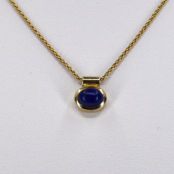 Zlatý přívěskem s lapis lazuli a řetízkem