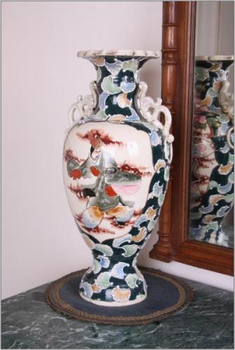 Japonská váza s uchy. Signovaná. Párová