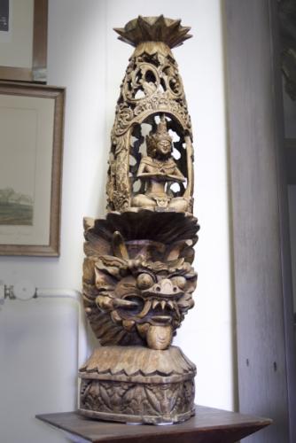 Indická rituální socha vyřezávaná ze dřeva