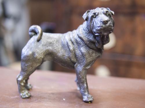 Bronzová soška psa.