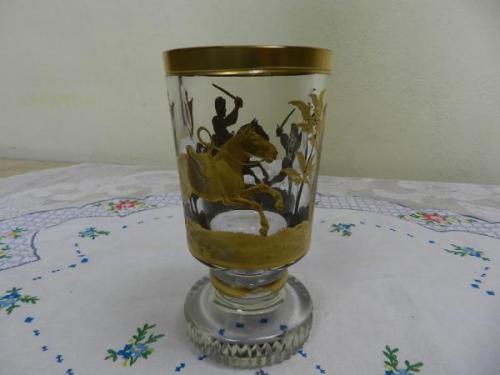 Zlacený sklenìný pohár s váleèníky
