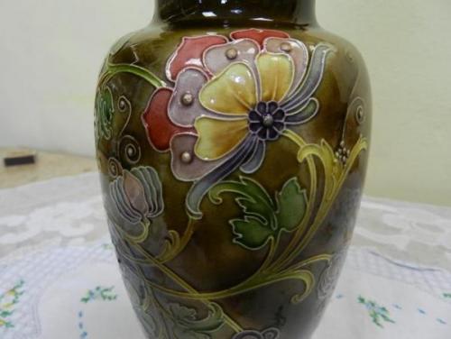 Hnìdá keramická váza s barevnými kvìty