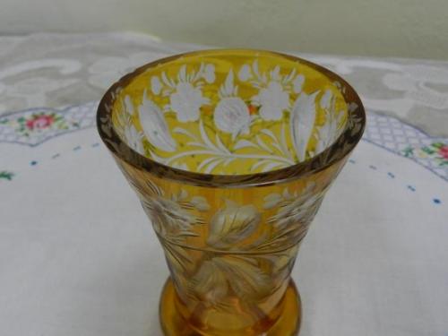 Broušená žlutá váza