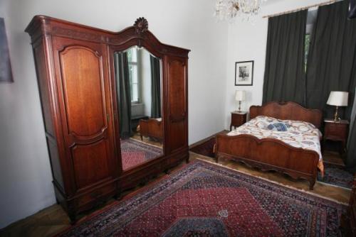 Dubová ložnice Ludvík XV s velkou postelí