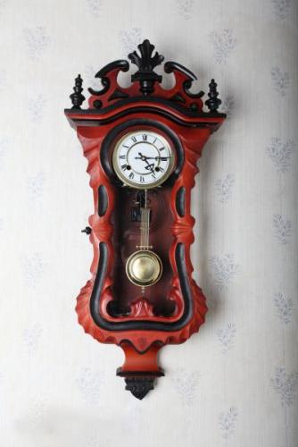 Starožitné nástìnné hodiny s kyvadlem